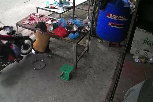 Nữ tài xế lao xe máy thẳng hàng thịt, con dao bầu rơi ngay sát đầu bà chủ