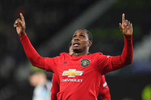 Ighalo phải giảm 2/3 lương nếu ký dài hạn MU