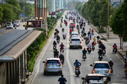 Đường phố Hà Nội đông như chưa từng có dịch COVID-19