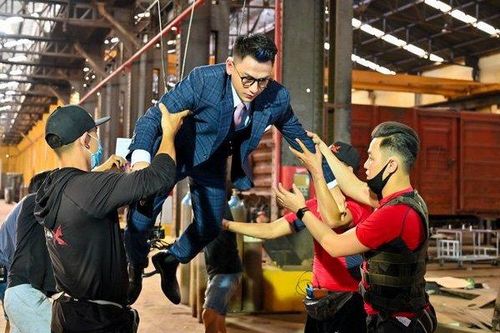 Isaac khiến khán giả thót tim khi đóng cảnh hành động mạo hiểm trên cao