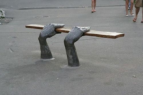 Những băng ghế dài kỳ quái nhất thế giới