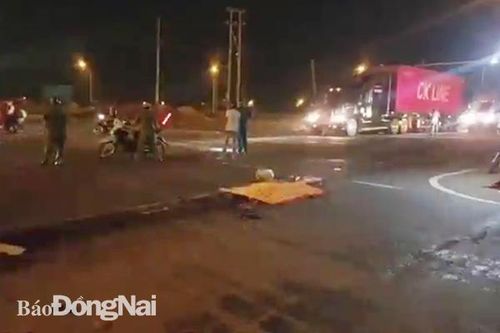 Container kéo lê xe máy đi hơn trăm mét, một phụ nữ tử vong