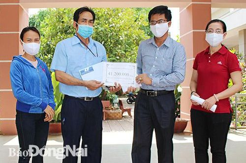 Trao tặng 41,2 triệu đồng ủng hộ cháu Nguyễn Anh Thư phẫu thuật đốt sống cổ