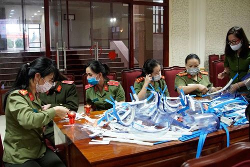 Phụ nữ Công an tỉnh làm 300 chiếc mặt nạ ngăn giọt bắn tặng các chốt kiểm soát dịch Covid-19
