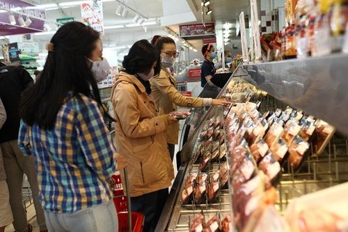 Giá tại chuồng giảm, giá thị trường vẫn cao