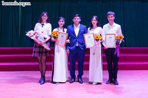 Thầy giáo trẻ nhiệt huyết với nghề