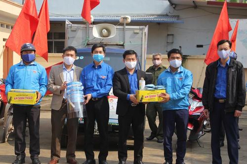 Thăm, động viên lực lượng làm nhiệm vụ tại chốt kiểm tra liên ngành phòng, chống dịch bệnh