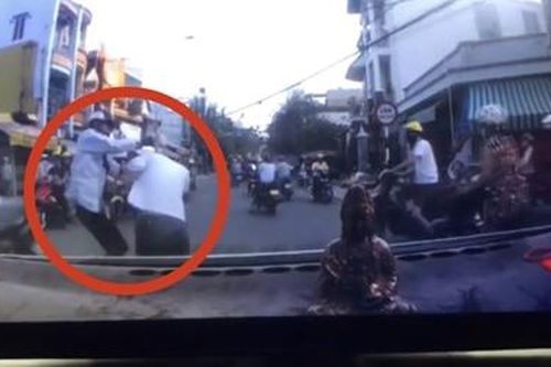 Camera ghi lại vụ án mạng sau va chạm giao thông