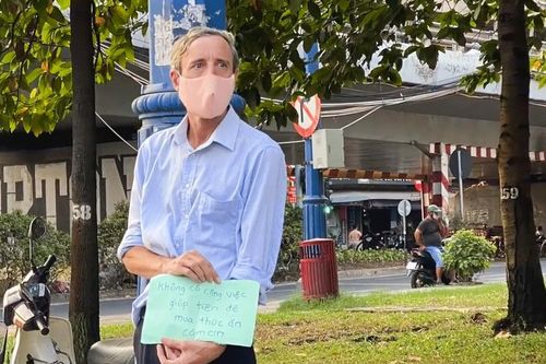 Thầy giáo Tây cầm bảng xin tiền: Tôi đã có việc làm, cảm ơn người Việt Nam