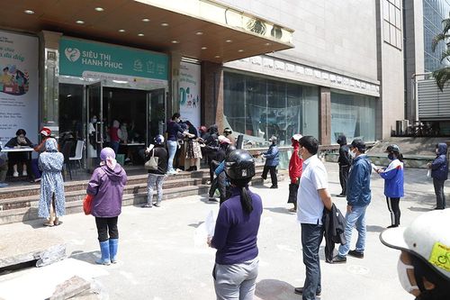Nhiều điểm hỗ trợ nhu yếu phẩm cho người có hoàn cảnh khó khăn trong dịch Covid-19