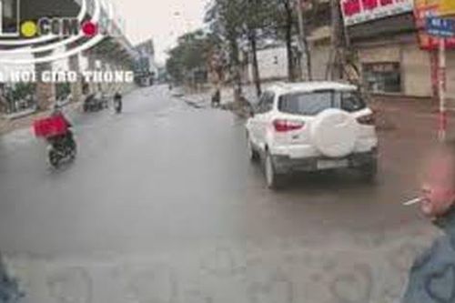 Thấy người đàn ông đi phía trước đánh rơi ví, tài xế nhặt ví định trả lại thì xảy ra tình huống bất ngờ gây phẫn nộ
