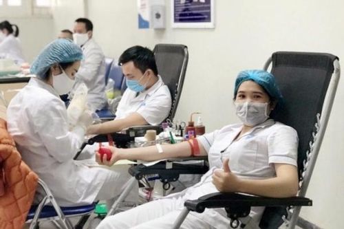 Vừa lo chống dịch COVID-19, nhân viên y tế BV Hữu Nghị vừa hiến máu cứu người
