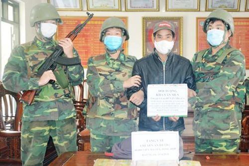 Cõng 60.000 viên ma túy tổng hợp qua biên giới