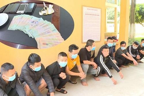 Đột kích 'sới' bạc, thu hàng trăm triệu đồng giấu trong tủ lạnh, chân cầu thang