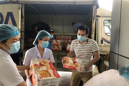 Trao tặng 16.000 sản phẩm nước uống tới 6 bệnh viện tuyến đầu chống dịch Covid-19 ở Hà Nội