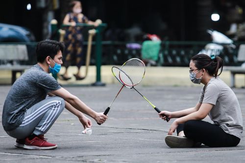 Công viên bị cấm, sân chơi ở khu tập thể đông đúc người