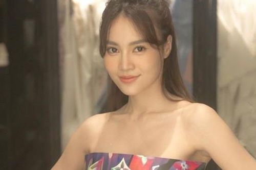 Lan Ngọc dùng túi giấy, Thiều Bảo Trang sử dụng thảm làm váy khi ở nhà