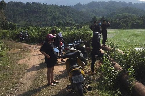 12 người tụ tập chụp ảnh hoa lục bình giữa lệnh cách ly