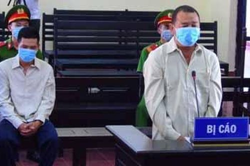 Hai người ngồi tù vì đánh cán bộ kiểm tra dịch Covid-19