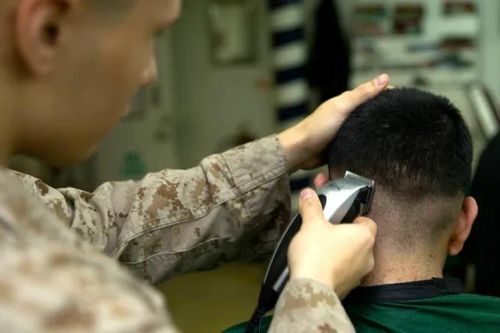 Quân đội Mỹ đau đầu vì chuyện cắt tóc của binh sĩ giữa mùa dịch