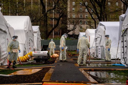 Cuộc sống bên trong công viên New York hóa 'bệnh viện thời chiến'