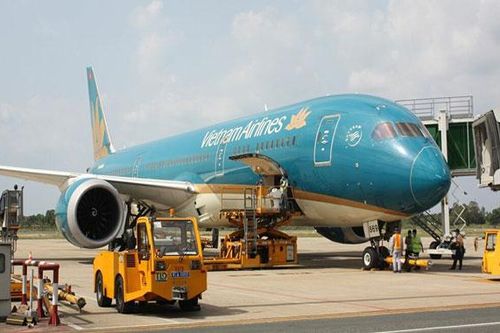 Chuyến bay chở du khách Anh về nước và đón công dân Việt 'mắc kẹt' hạ cánh