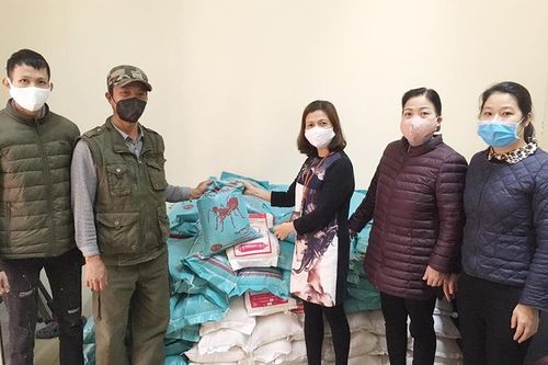 Ấm áp những tấm lòng đến với người nghèo trong mùa dịch