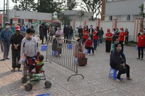 Hội Chữ thập đỏ TP Hà Nội phát quà hỗ trợ người có hoàn cảnh khó khăn