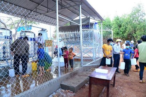 Bàn giao công trình cấp nước sinh hoạt cho người dân vùng hạn tại Gia Lai