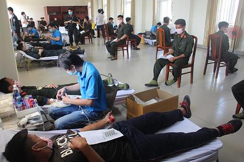 Cảnh sát cơ động tham gia hiến máu tình nguyện
