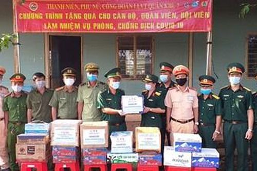 Thăm hỏi, tặng quà lực lượng phòng, chống dịch Covid-19 tuyến biên giới