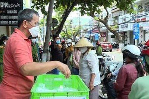 Bữa cơm ấm áp tình người