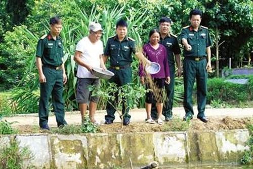 Vừa giúp dân vừa tăng gia sản xuất giỏi