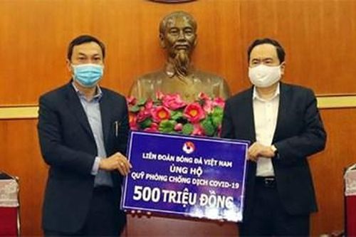 VFF trao 500 triệu đồng tặng quỹ phòng, chống Covid-19