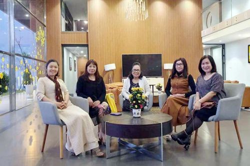 Người phụ nữ gánh chợ vào thơ