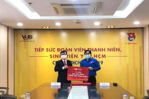 Tặng học bổng tiếng Anh cho sinh viên tham gia tuyến đầu chống dịch