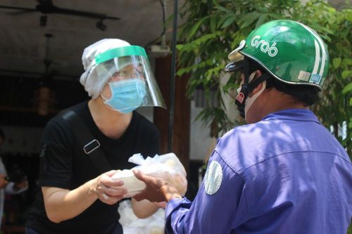 Ca sĩ Sỹ Luân tặng cơm cho người nghèo vượt qua mùa dịch COVID-19