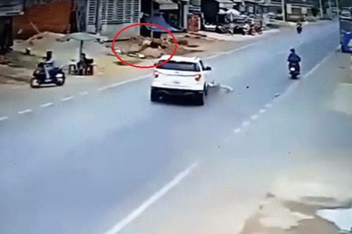 Phóng xe như 'tên lửa' tông vào ô tô, chàng trai lộn nhào trên không