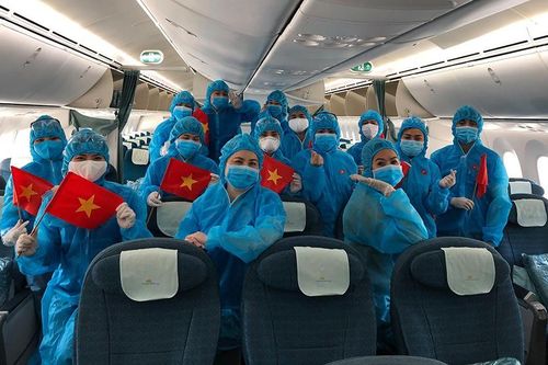 93 công dân Việt Nam ở Anh được đón về Vân Đồn