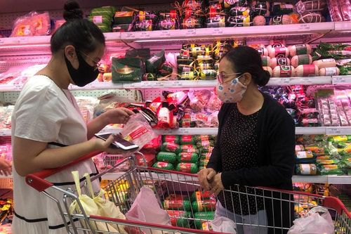 Xăng dầu giảm mạnh, hàng hóa vẫn… đứng yên