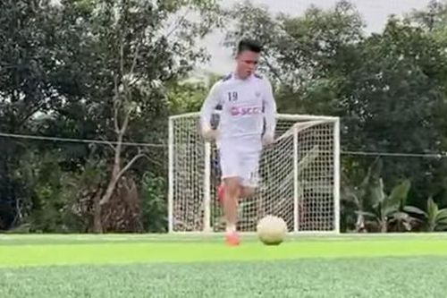 Quang Hải tự tập với bóng ở nhà
