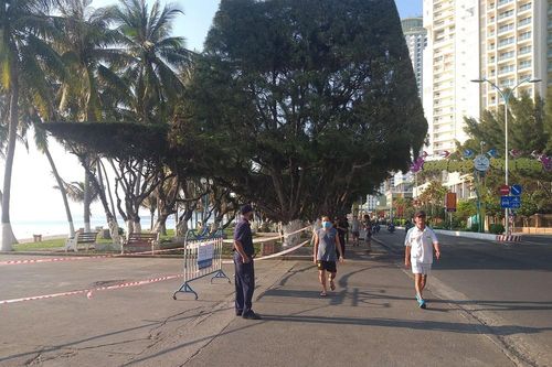 Nha Trang xử phạt 135 triệu đồng 18 người nước ngoài tụ tập ăn nhậu