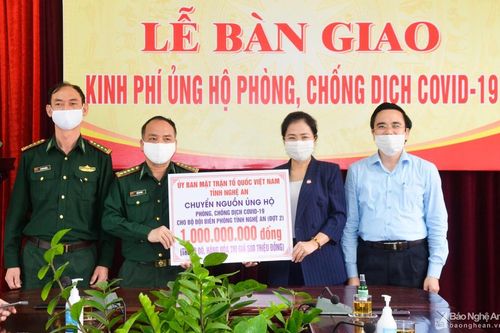 Ủy ban MTTQ tỉnh bàn giao hơn 5,8 tỷ đồng cho công tác phòng, chống dịch Covid-19