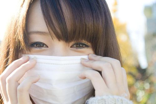Đeo khẩu trang suốt ngày vì COVID-19, phụ nữ Hàn Quốc bỏ son môi, tích cực trang điểm mắt