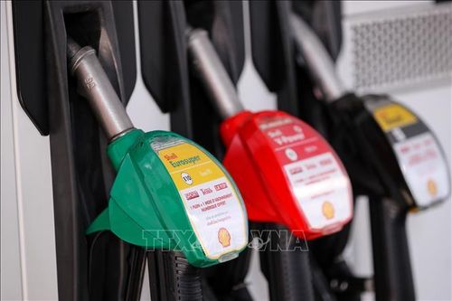 Giá dầu châu Á tiếp tục đi xuống