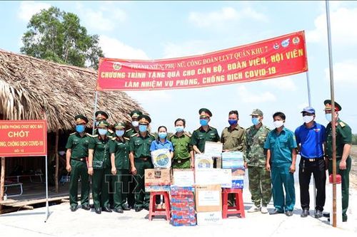 Động viên cán bộ, chiến sỹ làm nhiệm vụ ở các điểm chốt kiểm dịch biên giới