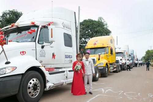 Chú rể 'chơi lớn' mang 6 xe container đi rước dâu khiến nhà gái 'trầm trồ'