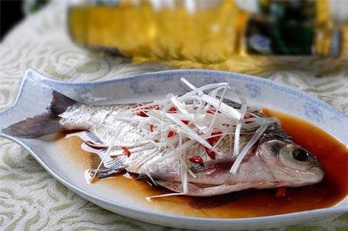 Làm cá hấp, thường cho gia vị này vào mà chị em không biết mình khiến món ăn mất ngon