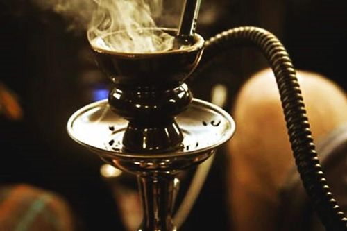 Dùng chung ống hút thuốc lào, bình, vòi hút shisha có thể làm lây truyền virus SARS-CoV-2