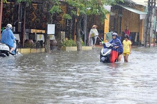 Người dân đề phòng tai nạn điện khi mưa bão